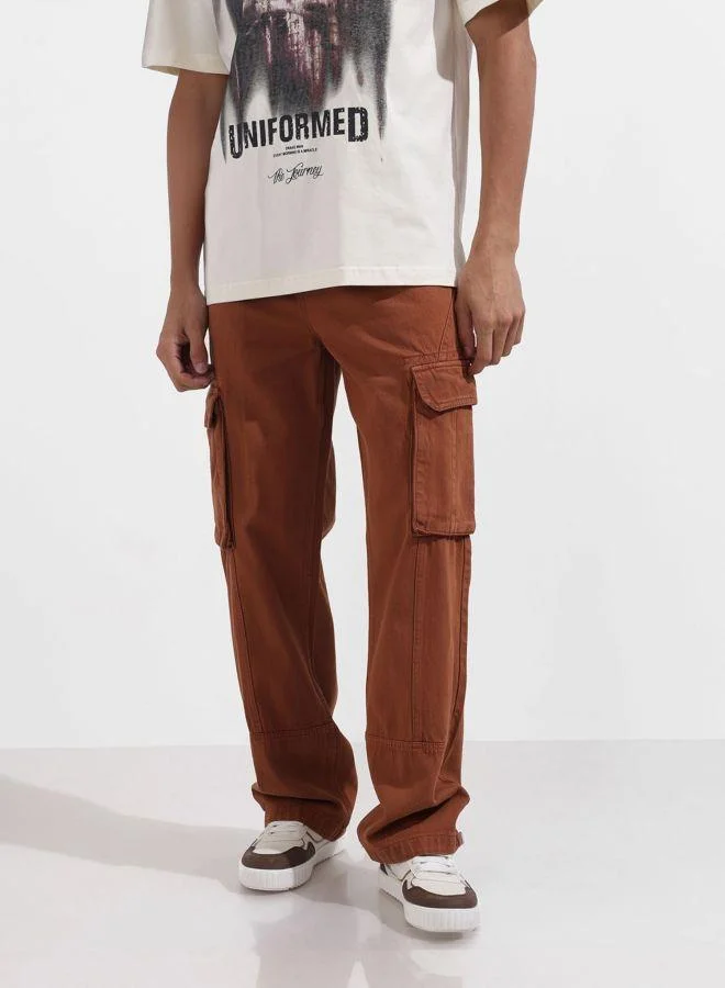 Men Relaxed Fit Solid Cargo Pocket Mid-Rise Jeans